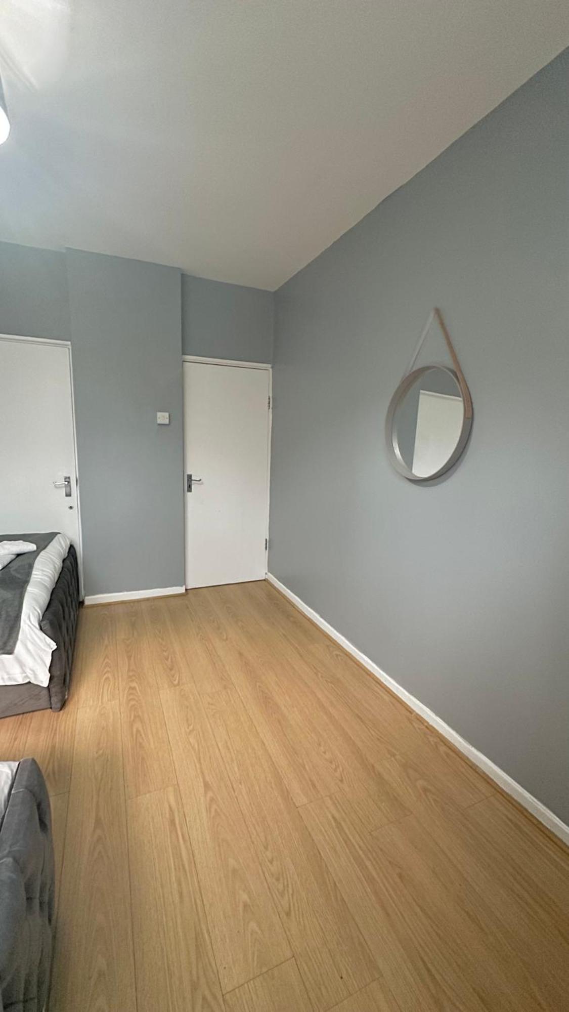 1 Bedroom Flat In Whitechapel, Лондон Экстерьер фото