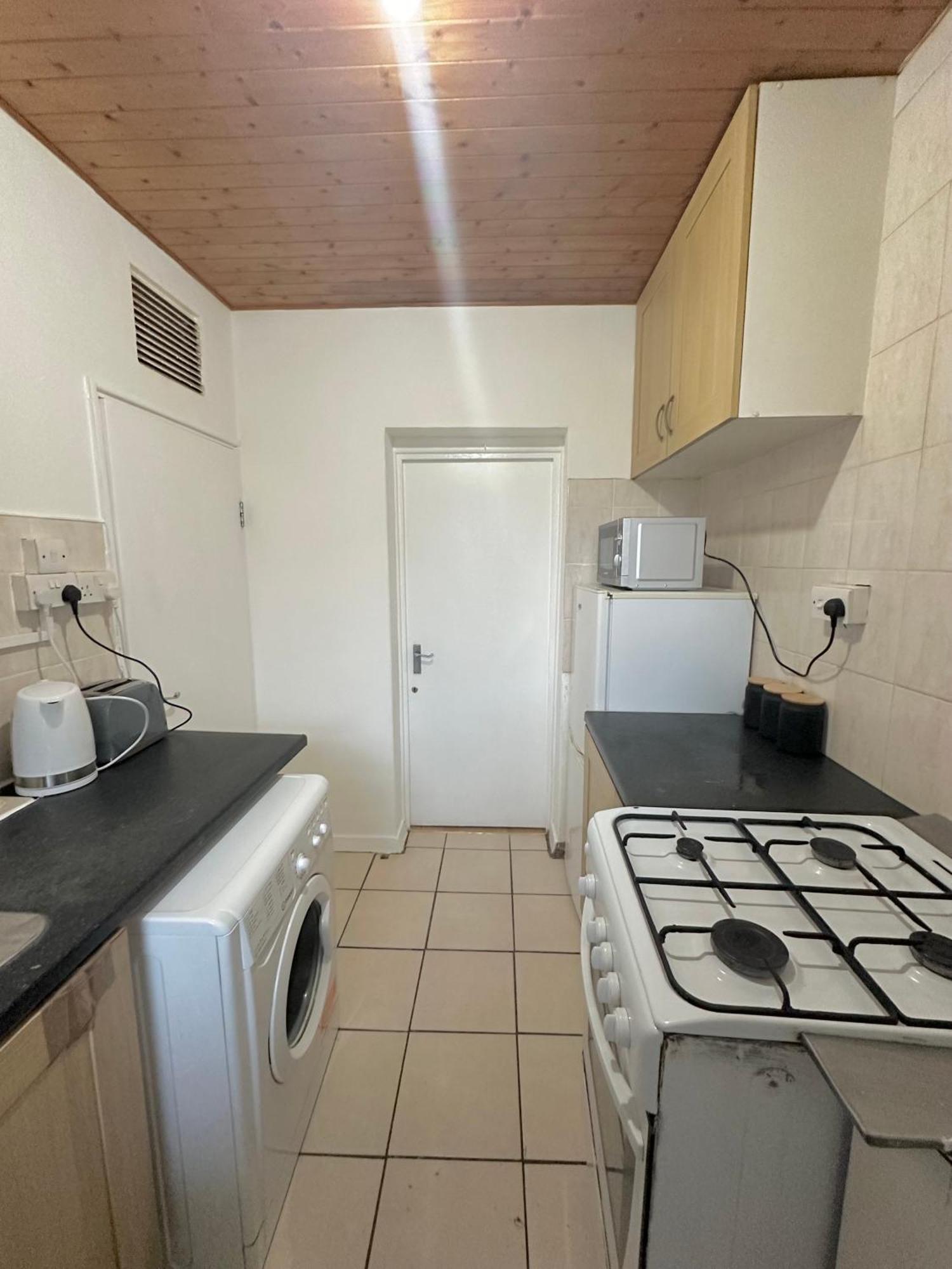 1 Bedroom Flat In Whitechapel, Лондон Экстерьер фото
