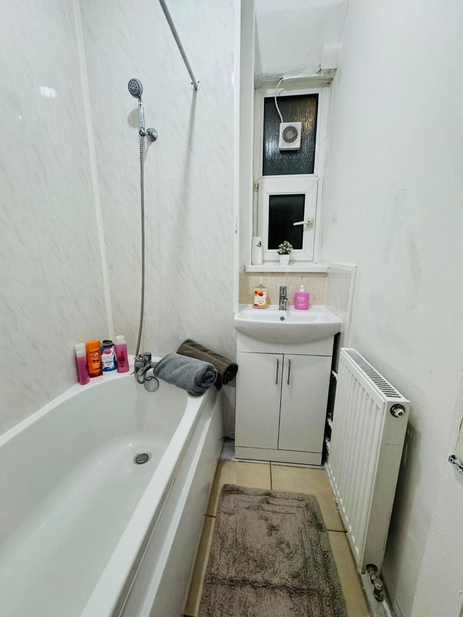 1 Bedroom Flat In Whitechapel, Лондон Экстерьер фото